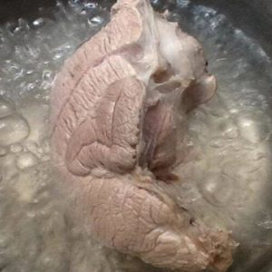 Luộc sơ thịt cũng giảm mùi hôi